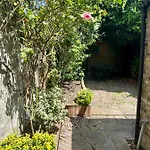 Family Home With Garden In The Heart Of Hampstead